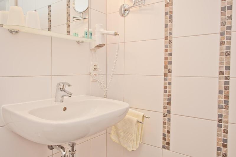 Business Single Room image 4