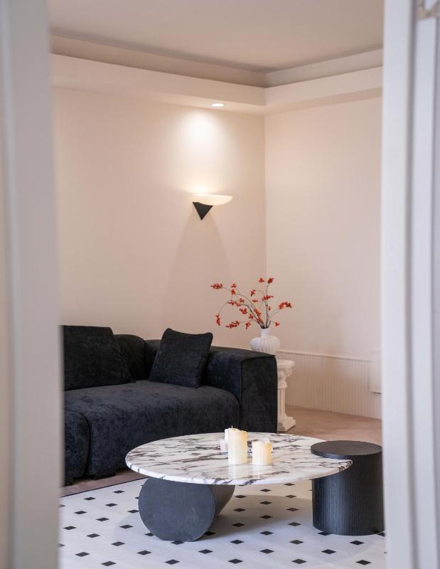 Molly House-Right on Nanjing East Road the Bund 2-Bedrooms with Elevator Apart ment Near the subway - image 2