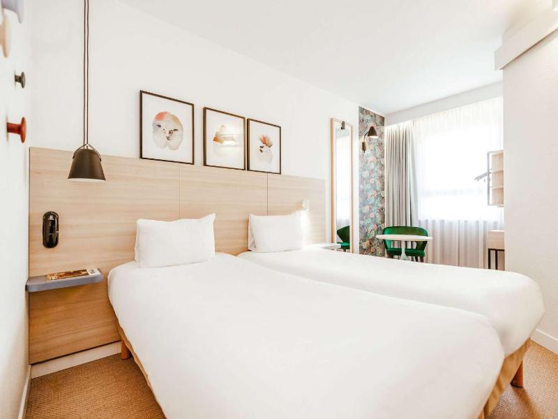Standard Twin Room image 4