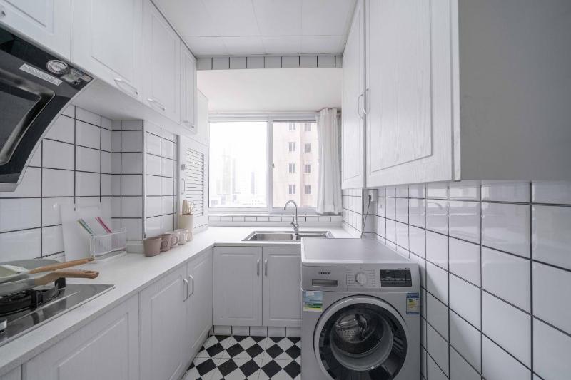 Molly House-Right on Nanjing East Road the Bund 2-Bedrooms with Elevator Apart ment Near the subway - image 9