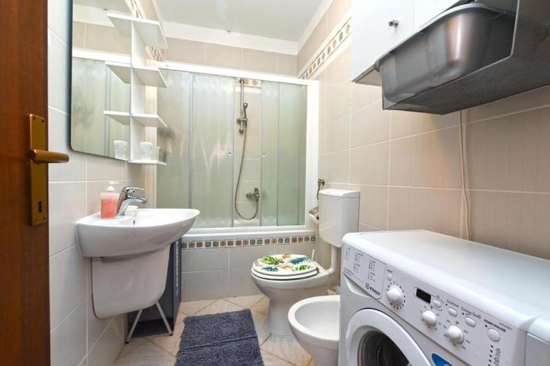 Charming flat with shared pool - image 2