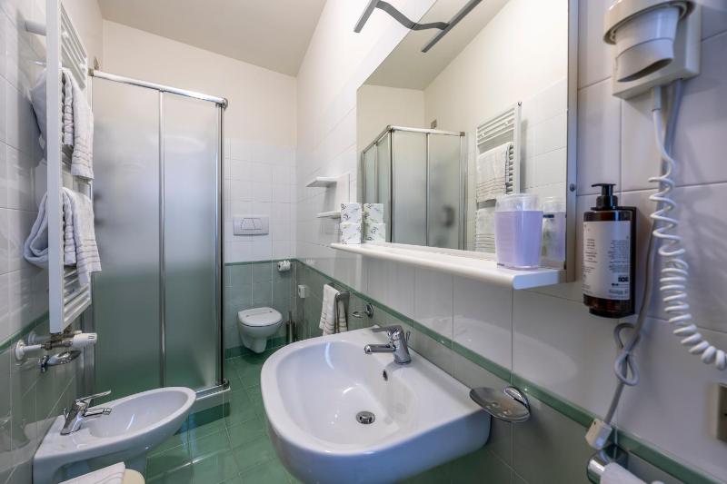 Basic Double or Twin Room with Balcony image 3