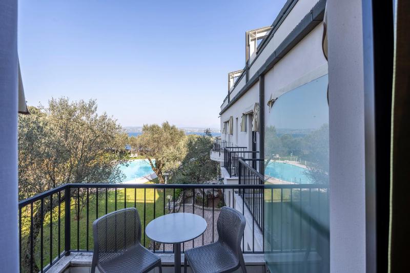 Basic Double or Twin Room with Balcony image 4