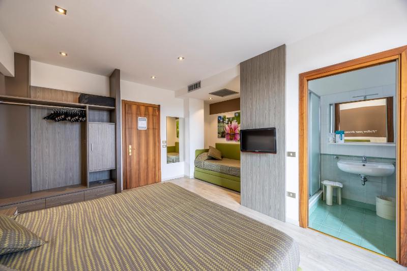 Quadruple Room with Balcony image 3