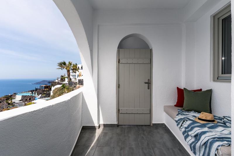 Standard Double Room with Caldera View image 4