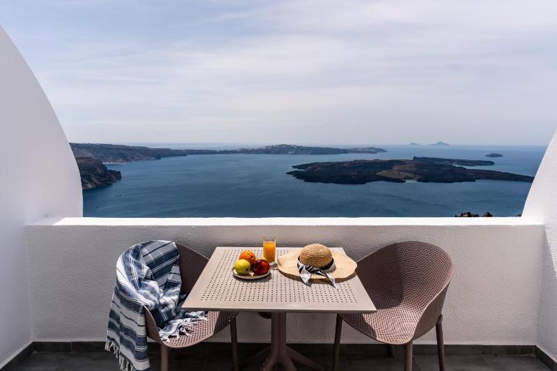 Deluxe Suite with Caldera View image 4