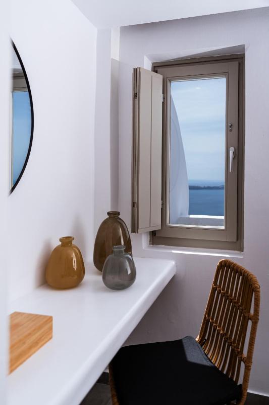 Deluxe Suite with Caldera View image 2