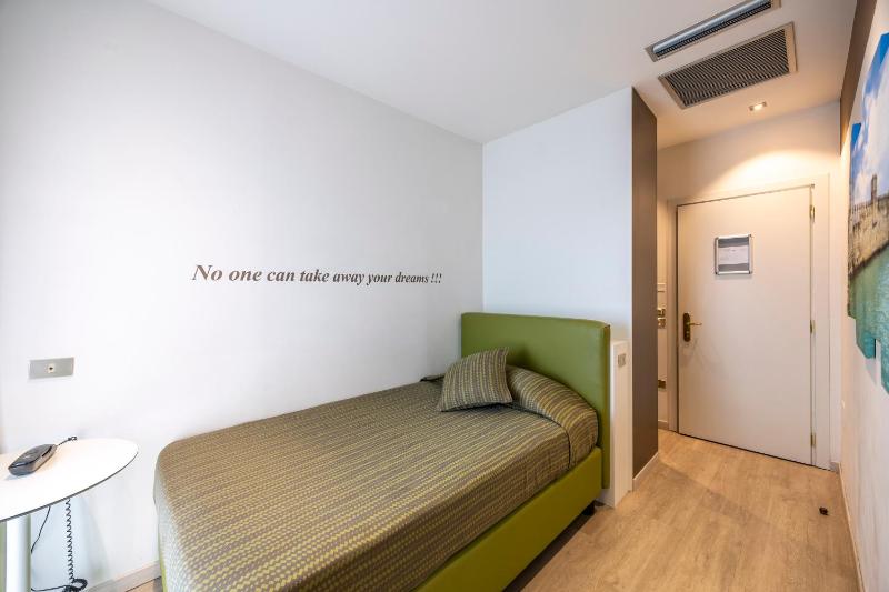 Single Room with Balcony - 1st Floor image 4