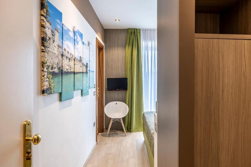 Single Room with Balcony - 1st Floor image 2