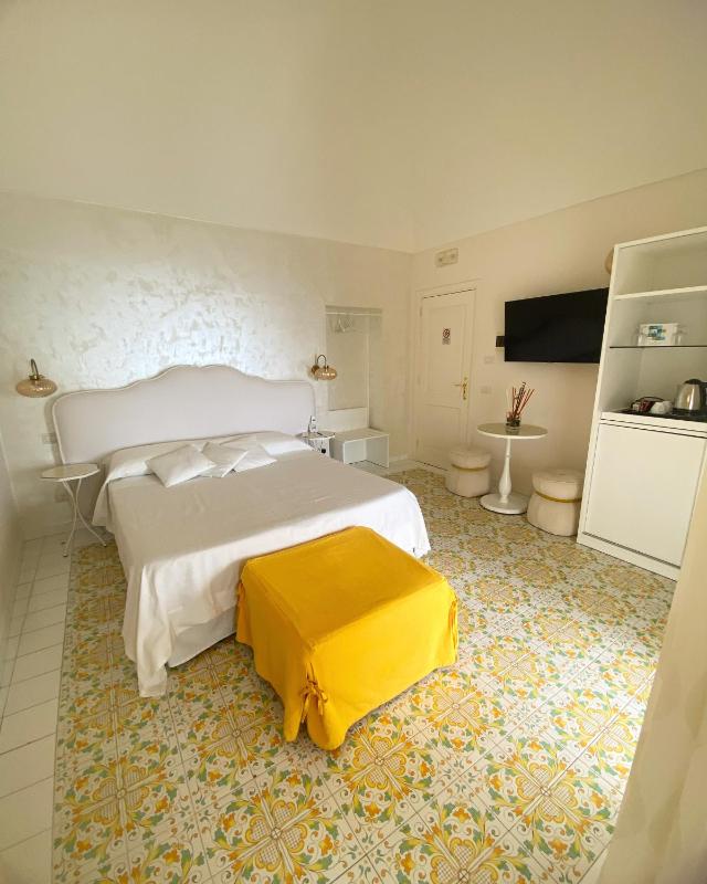 Deluxe Double or Twin Room with Sea View image 3