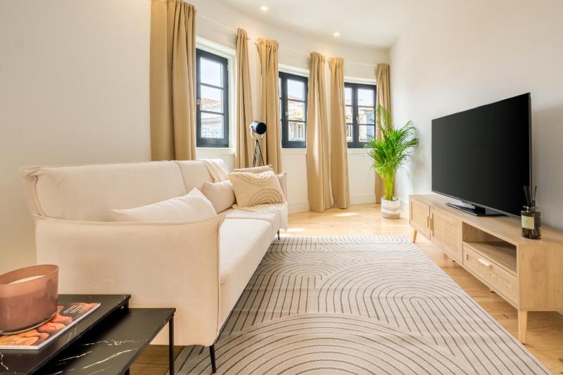 Art Deco 32 Luxury 2BR Apartment Downtown Metro AC - image 1
