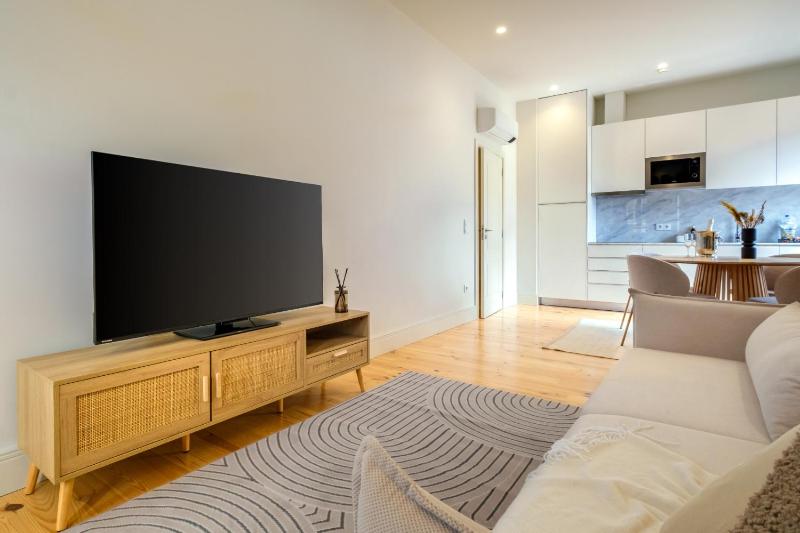 Art Deco 32 Luxury 2BR Apartment Downtown Metro AC - image 13