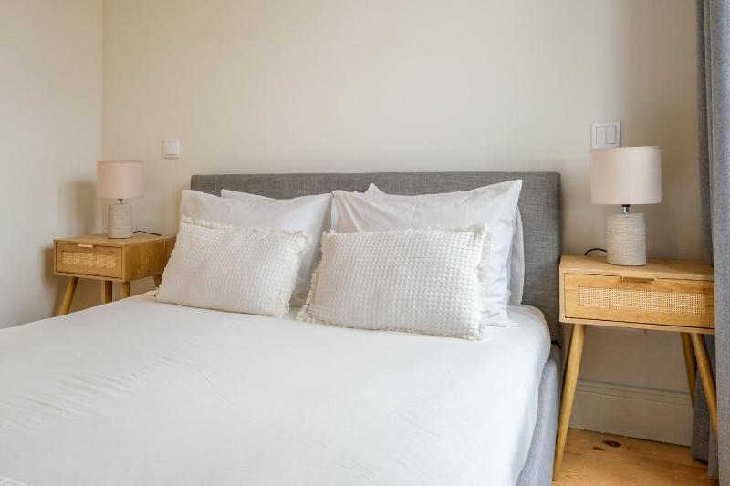 Art Deco 32 Luxury 2BR Apartment Downtown Metro AC - image 3