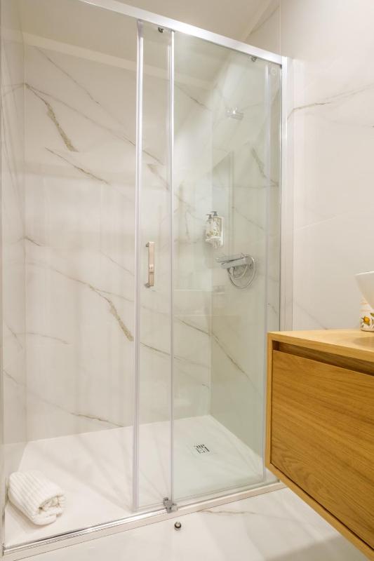 Art Deco 32 Luxury 2BR Apartment Downtown Metro AC - image 9