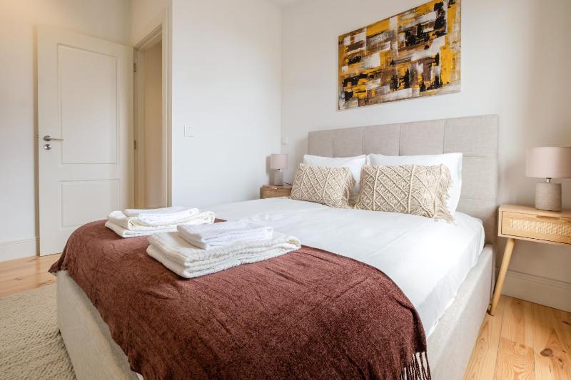 Art Deco 42 Luxury 2BR Apartment Downtown Metro AC - image 14