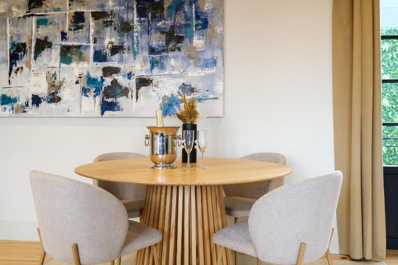 Art Deco 42 Luxury 2BR Apartment Downtown Metro AC - image 13