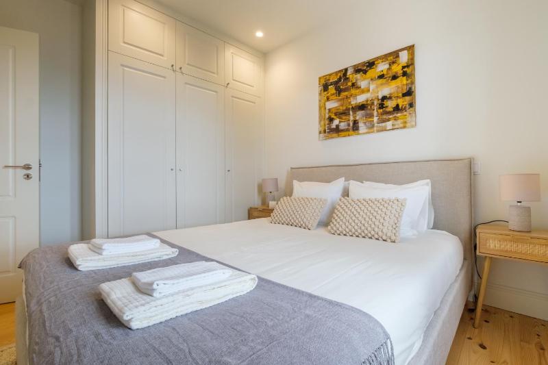 Art Deco 42 Luxury 2BR Apartment Downtown Metro AC - image 7