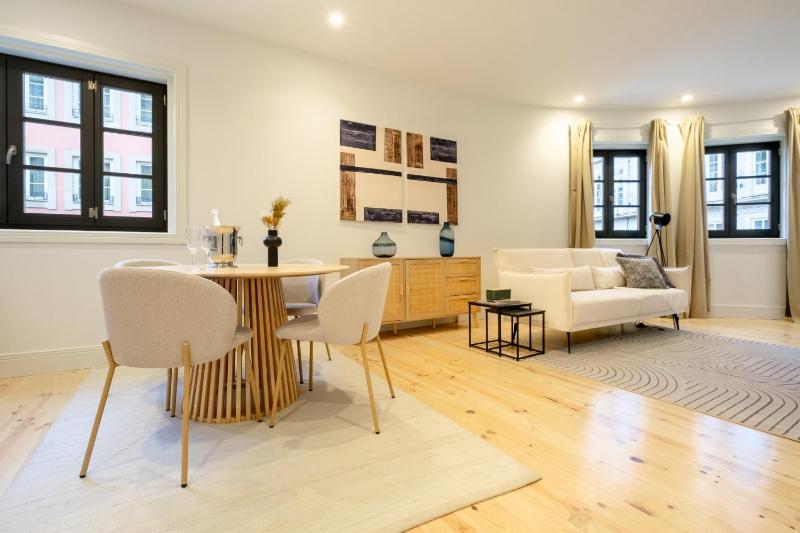 Art Deco 12 Luxury 2BR Apartment Downtown Metro AC - image 1