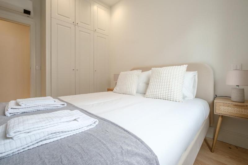 Art Deco 12 Luxury 2BR Apartment Downtown Metro AC - image 15
