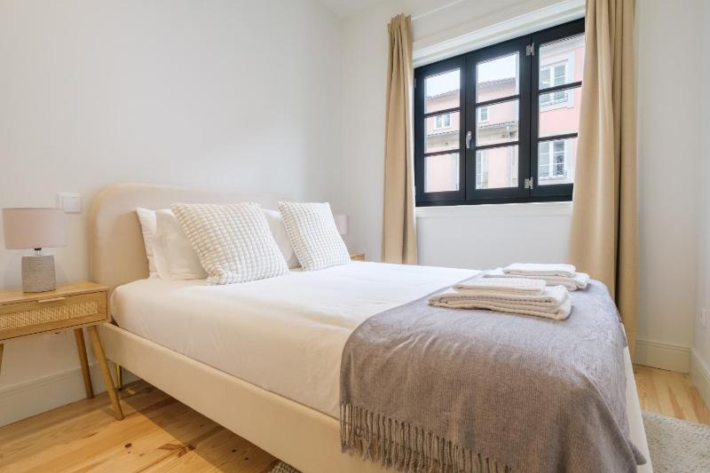 Art Deco 12 Luxury 2BR Apartment Downtown Metro AC - image 8