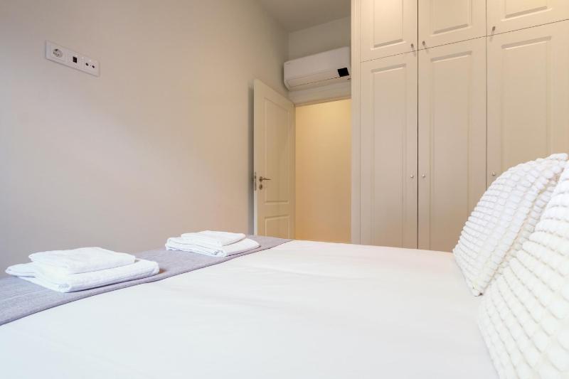 Art Deco 12 Luxury 2BR Apartment Downtown Metro AC - image 13