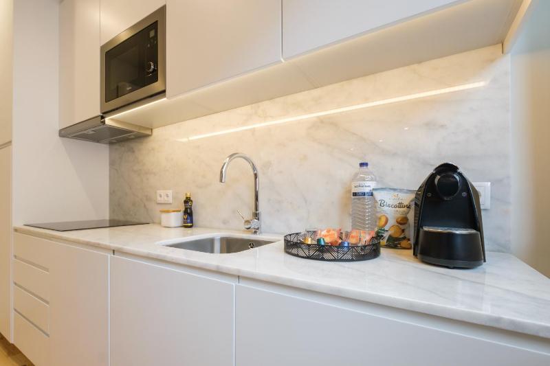 Art Deco 12 Luxury 2BR Apartment Downtown Metro AC - image 7