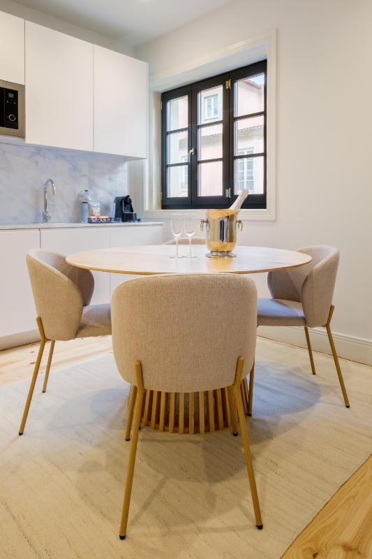 Art Deco 12 Luxury 2BR Apartment Downtown Metro AC - image 10