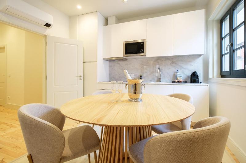 Art Deco 12 Luxury 2BR Apartment Downtown Metro AC - image 12