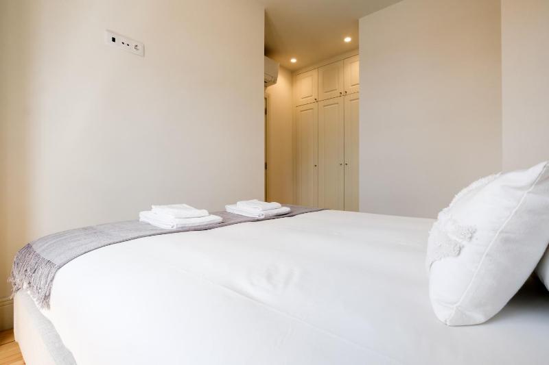 Art Deco 41 Luxury Apartment Downtown Metro AC - image 9