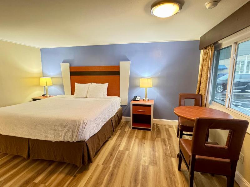 King Room - Non-Smoking image 4