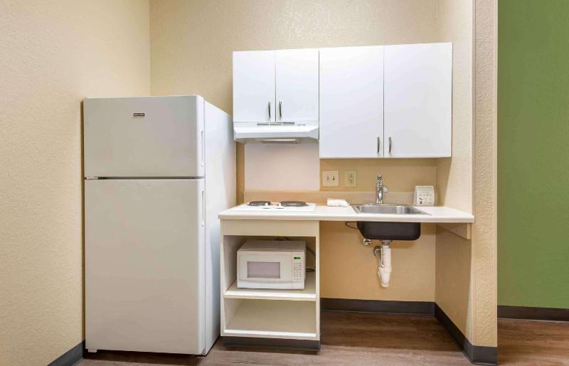 Queen studio with 1 Queen Bed - Disability Access/Non-Smoking image 1