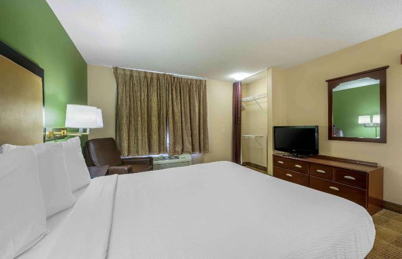 Queen studio with 1 Queen Bed - Disability Access/Non-Smoking image 2