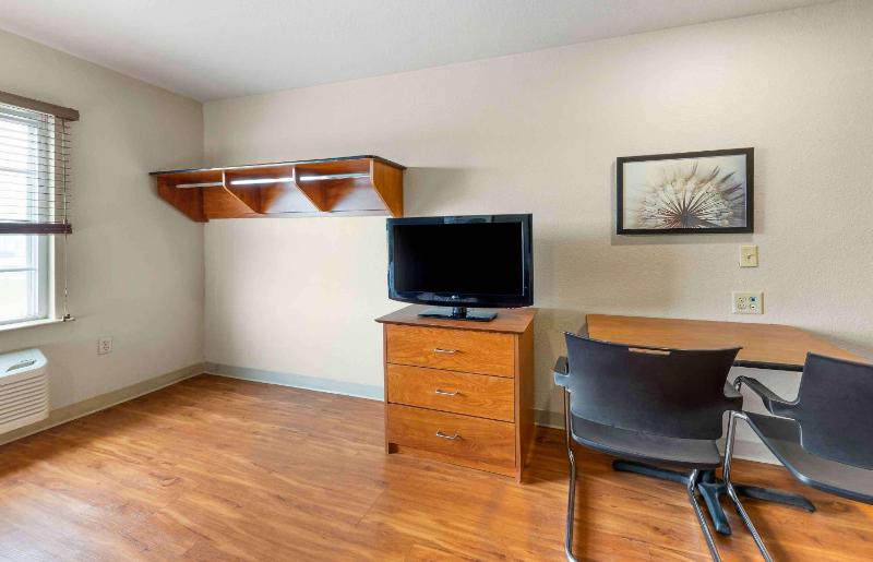 Standard Queen Room with Two Queen Beds - Non-Smoking image 4