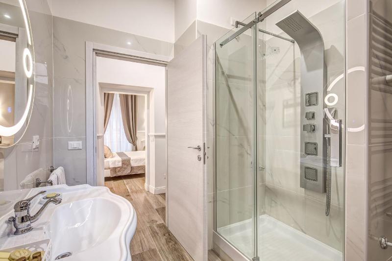 Triple Room with Private Bathroom image 2