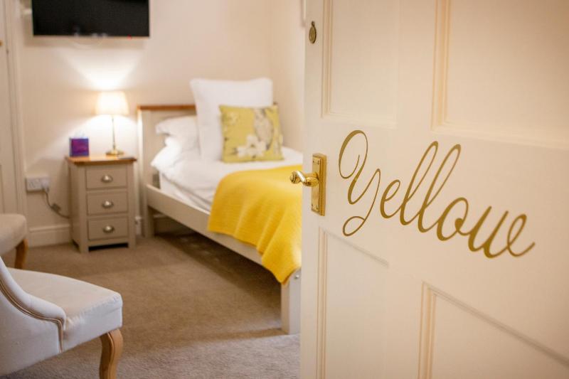Twin Room image 4
