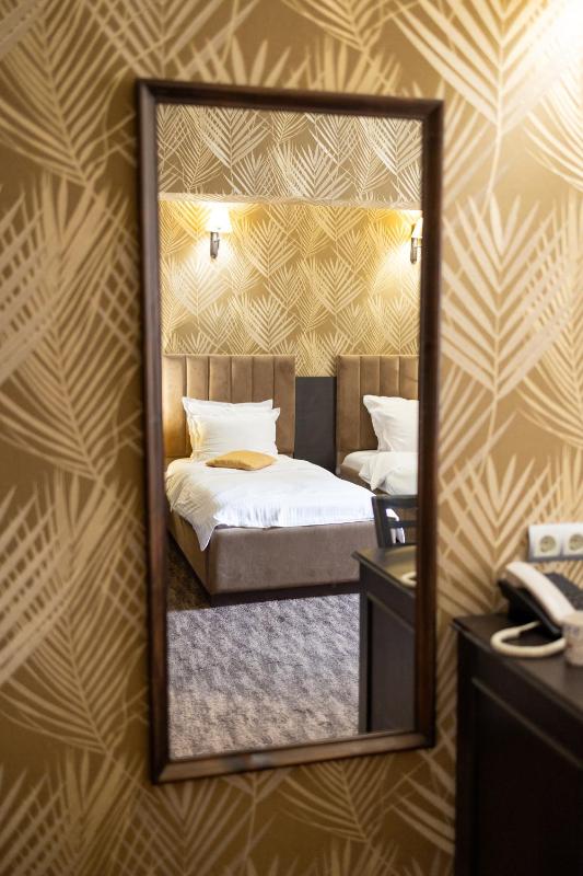 Twin Room image 4