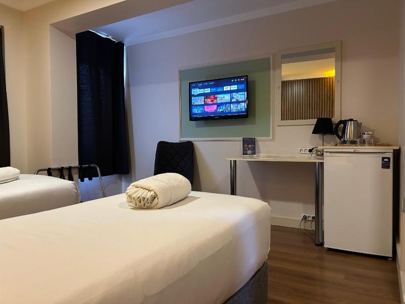 Standard Queen Room image 3