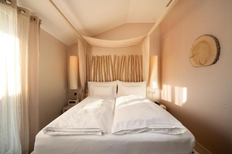 Queen Room image 3