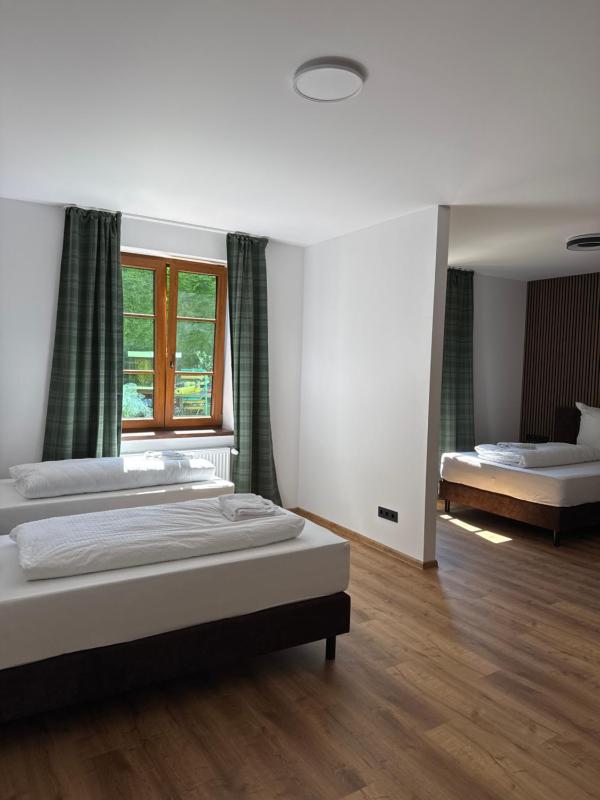 Standard Quadruple Room image 1