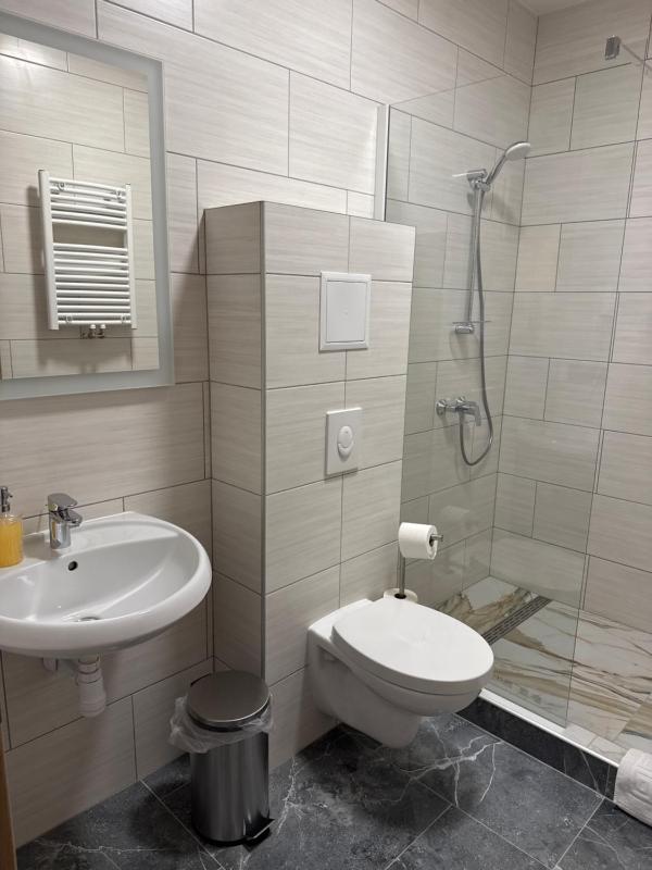 Twin Room image 4