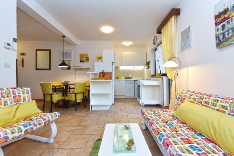 Stylish flat with pool access and fully equipped spaces - image 14