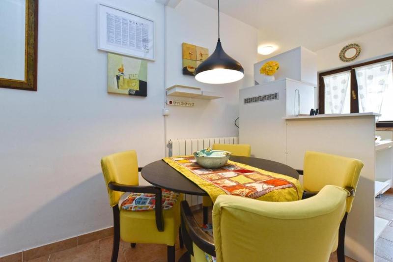 Stylish flat with pool access and fully equipped spaces - image 10