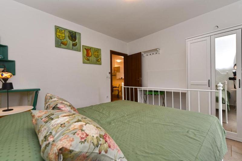 Stylish flat with pool access and fully equipped spaces - image 8