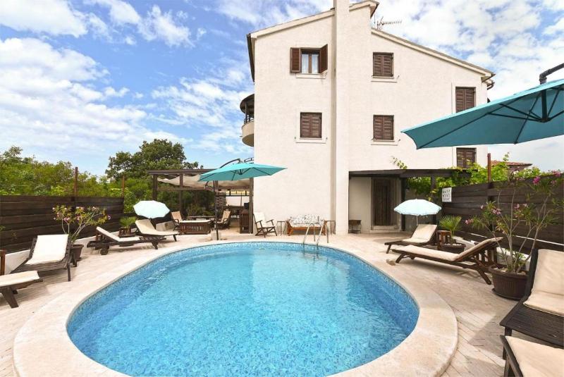 Stylish flat with pool access and fully equipped spaces - image 3