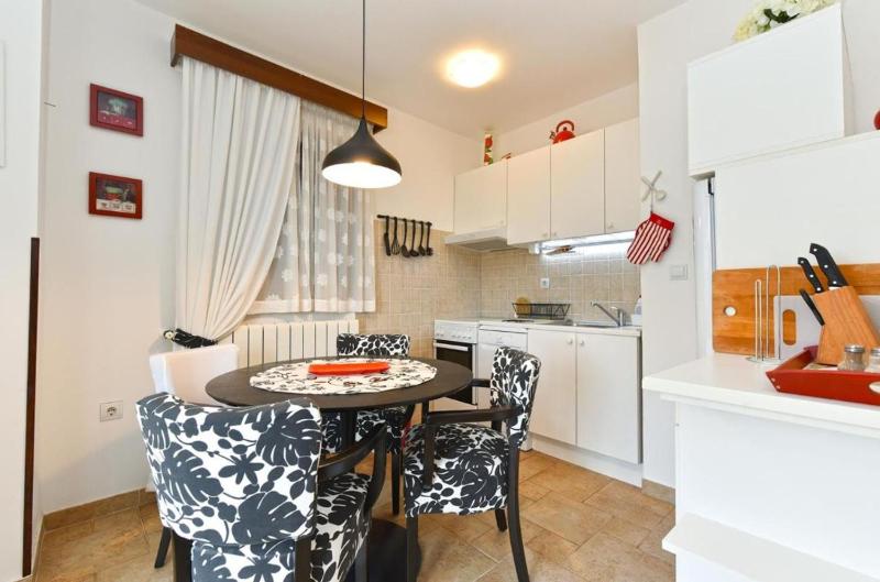 Charming apartment with balcony and pool - image 3