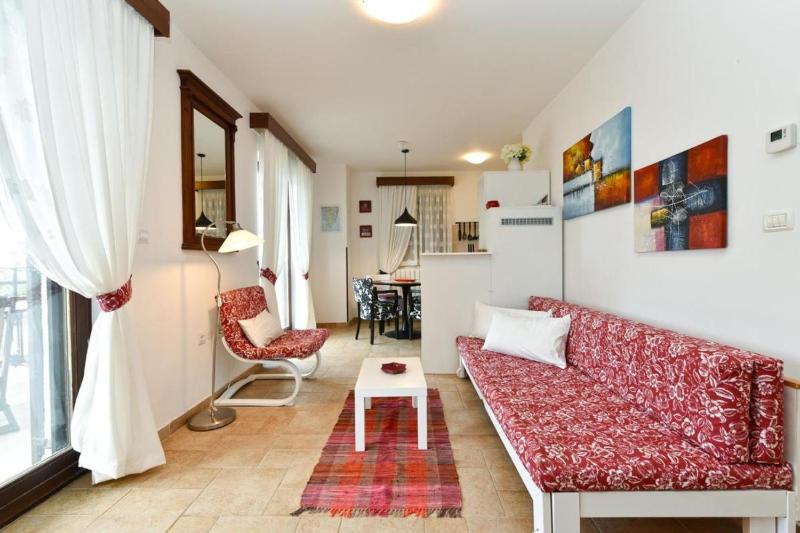 Charming apartment with balcony and pool - image 8
