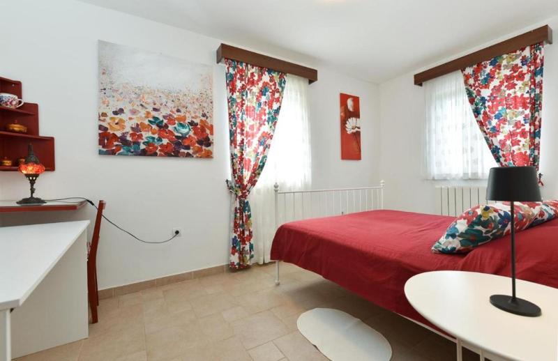 Charming apartment with balcony and pool - image 18