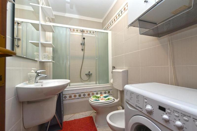 Charming apartment with balcony and pool - image 12