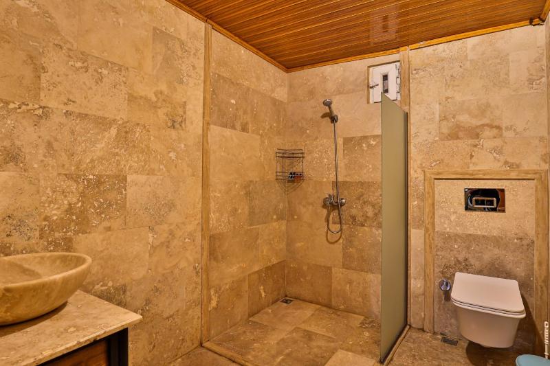 Large Double Room image 4