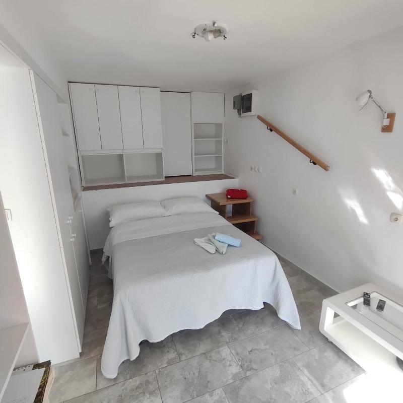 One-Bedroom Apartment with Patio, Terrace and Private Entrance image 4